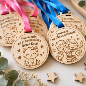 Drewniany medal ze sklejki – personalizowany upominek dla grupy