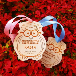 Drewniany medal ze sklejki w różnych kształtach – wyjątkowy personalizowany upominek dla dzieci i nie tylko
